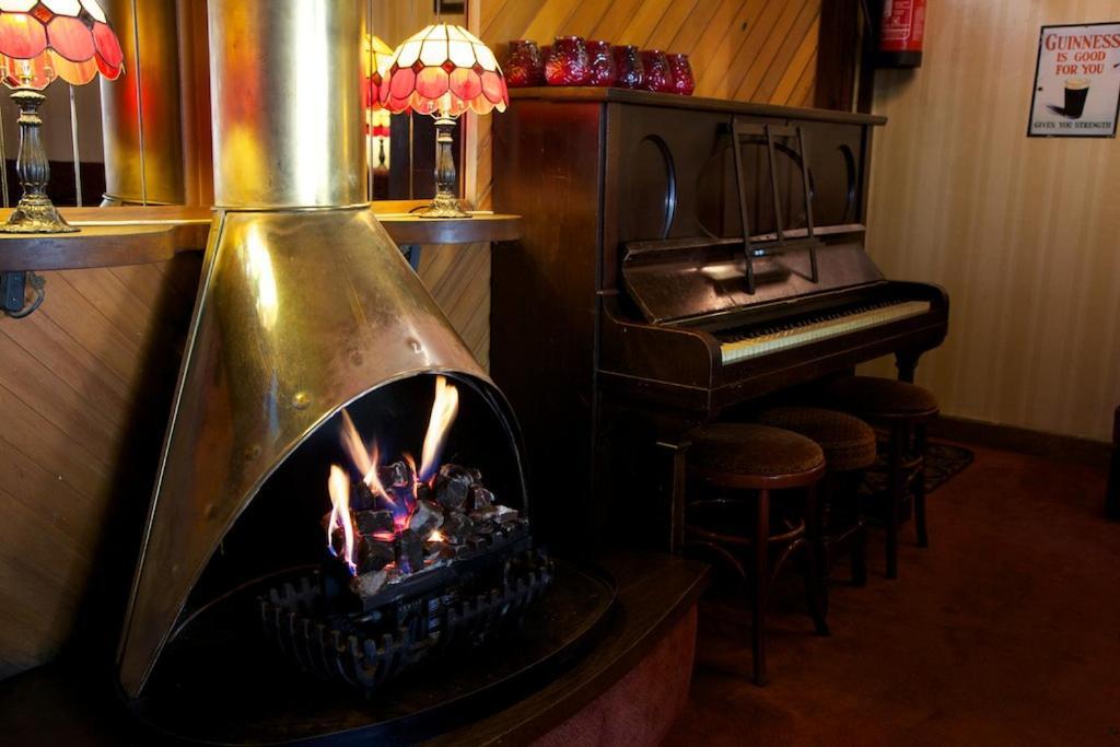 Tully'S Hotel Castlerea Buitenkant foto