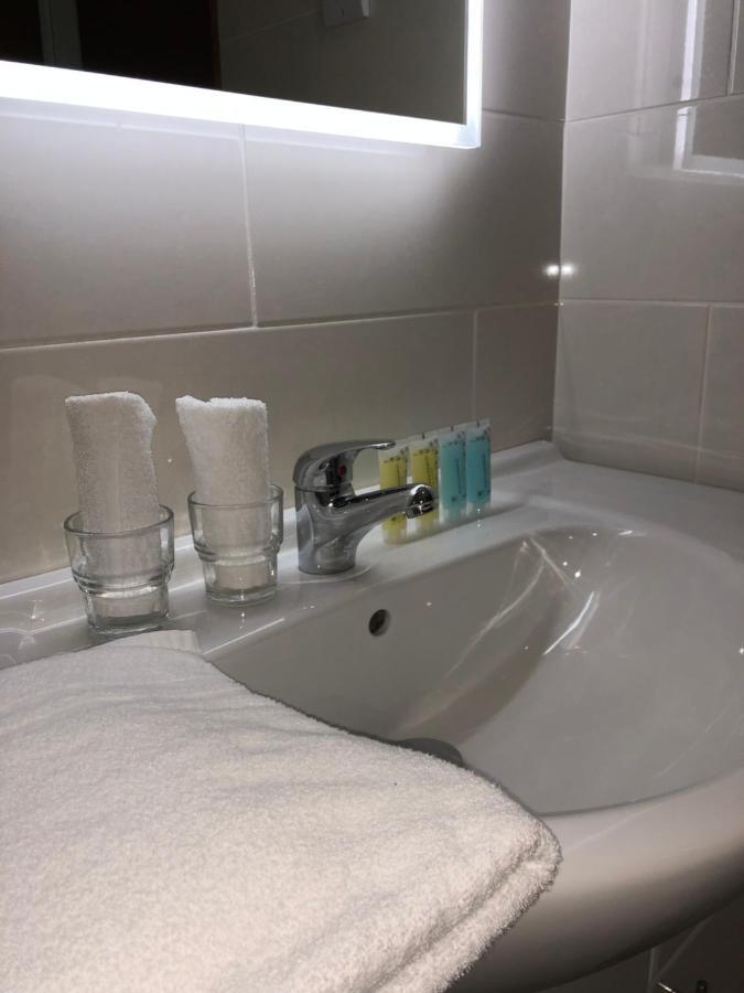 Tully'S Hotel Castlerea Buitenkant foto